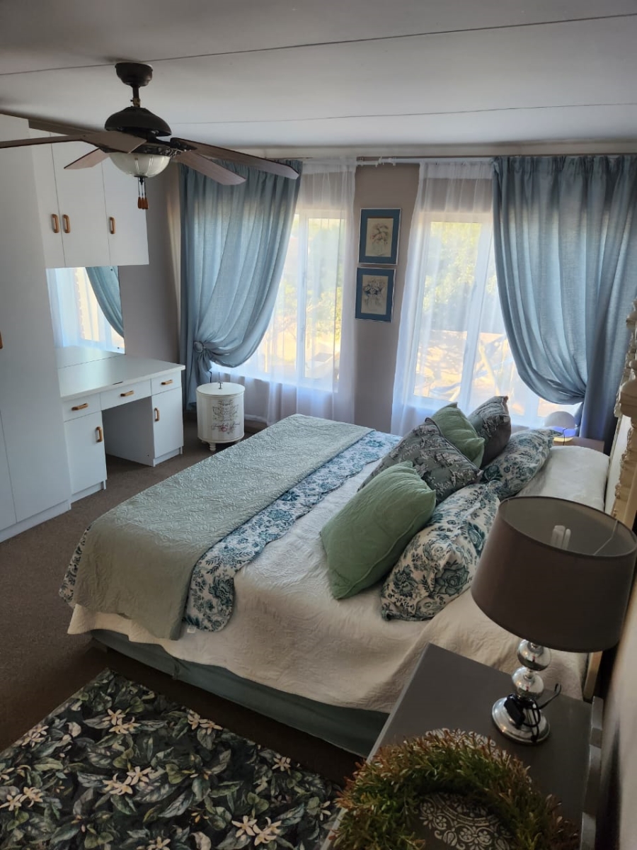 To Let 5 Bedroom Property for Rent in Fraaiuitsig Western Cape